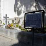 Una volta varcato l�ingresso ci imbattiamo subito in un cartello che riporta la scritta Za Spomen-Kosturnicu, che in serbo-croato segnala la presenza dell�ossario